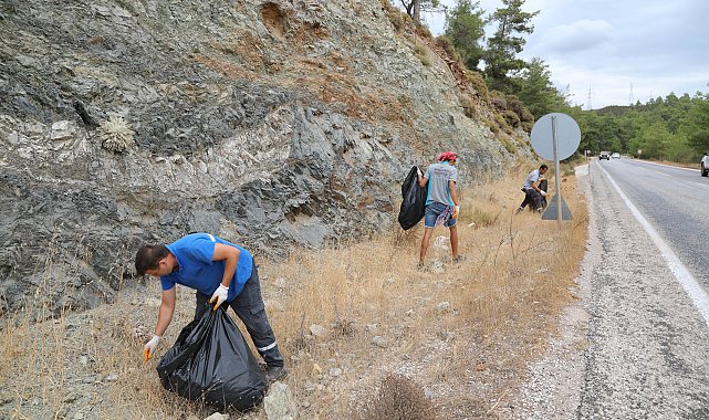 Marmaris Belediyesi ekipleri 2 günde 580 poşet çöp topladı