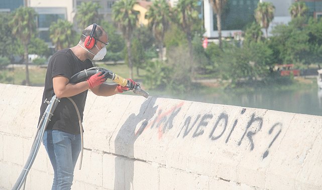 Adana Taşkörü'de sprey boya temizliği yapıldı