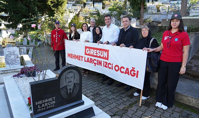 Merhum Başkan Mehmet Larçın mezarı başında anıldı