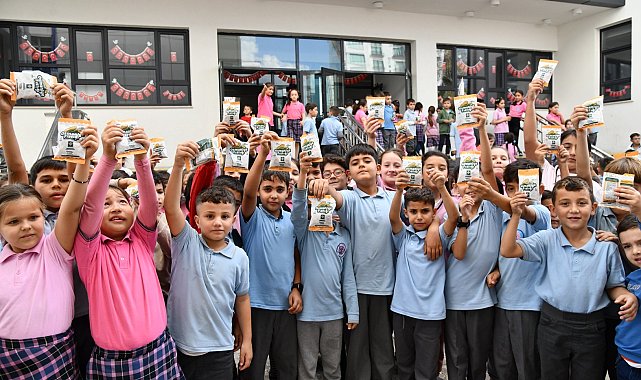 Osmaniyeli öğrencilere fıstık dağıtıldı