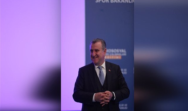 Bakan Bak, gençler arası ses yarışmasını izledi