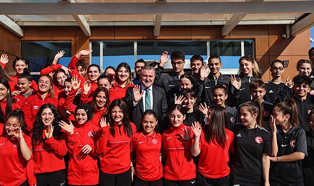 Bak: Bakanlık olarak sporcularımızın yollarını açma gayretiyle çalışacağız