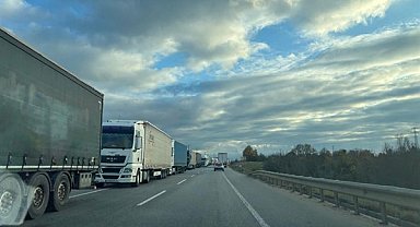 Hamzabeyli’de Türkiye ve Bulgaristan tarafında kilometrelerce TIR kuyruğu