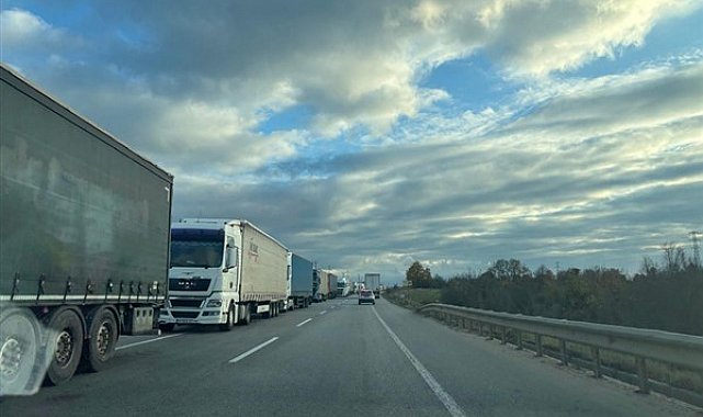 Hamzabeyli’de Türkiye ve Bulgaristan tarafında kilometrelerce TIR kuyruğu