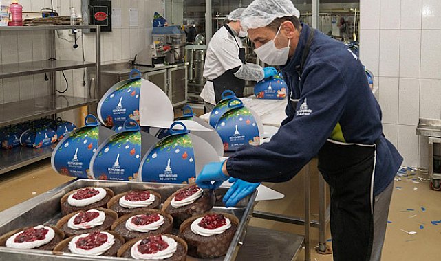 İzmir’de yeni yıl öncesi çocuklu ailelere pasta dağıtıldı