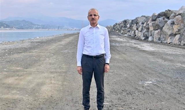 Bakan Uraloğlu, “Bak Postacı Geliyor” filminin özel gösterimine katıldı