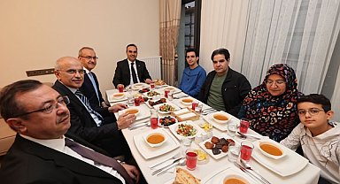 Bakan Kacır, Malatya’da depremzede ailenin iftar sofrasına konuk oldu