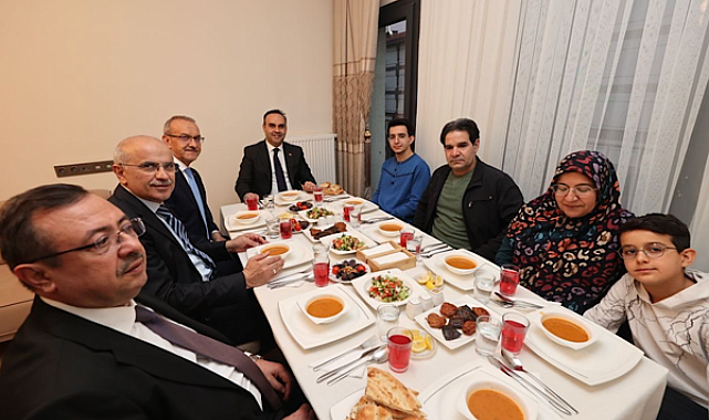 Bakan Kacır, Malatya’da depremzede ailenin iftar sofrasına konuk oldu