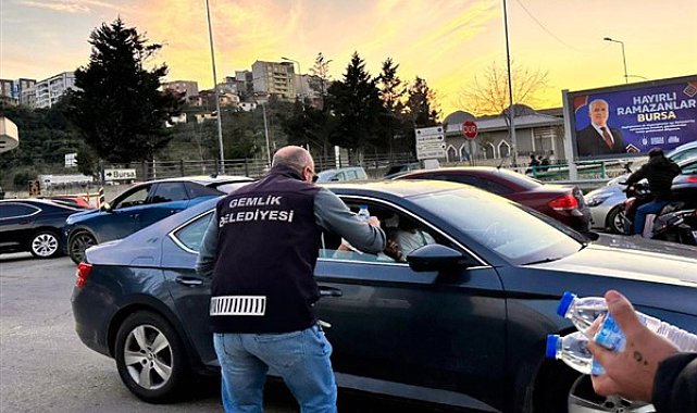 Gemlik Belediyesi’nden trafikte iftariyelik dağıtımı