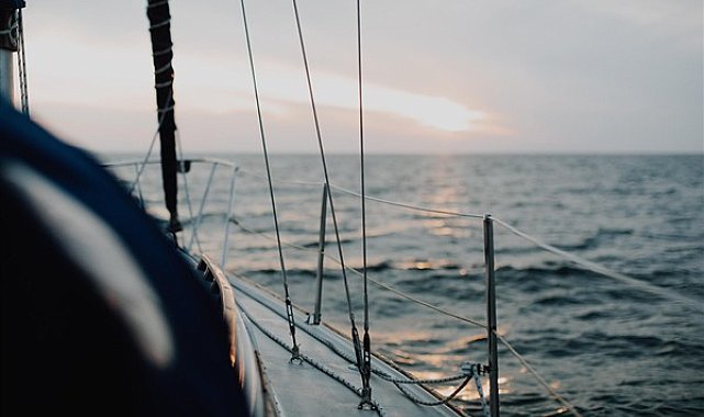 Haydarpaşa Mendireği önlerinde sürüklenen tekne kurtarıldı