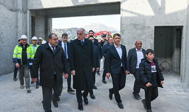 Bakan Ersoy, İbradı'da iftarda vatandaşlarla buluştu