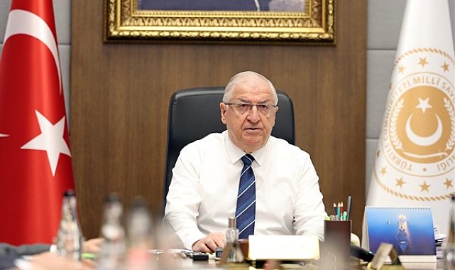 Bakan Güler, bayramda Mehmetçiklerle bir araya geldi