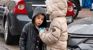 Niğde’de bayram namazı sonrası çocuklara harçlık dağıtıldı
