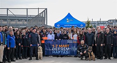 Vali Aktaş, deprem haftası kapsamında okulda düzenlenen tatbikata katıldı