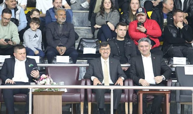 Başkan Kahveci, maçı tribünden izledi