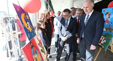 İnegöl’de 23 Nisan özel resim sergisi açıldı