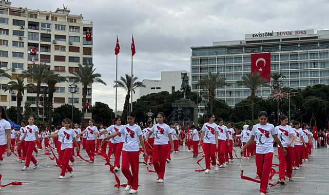 İzmir’de 23 Nisan törenle kutlandı