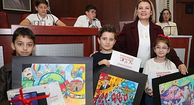 İzmit’te 23 Nisan kapsamında düzenlenen yarışmalarda çocuklar ödüllerini aldı