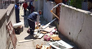 İzmit’te çöp ev belediye ekiplerince temizlendi