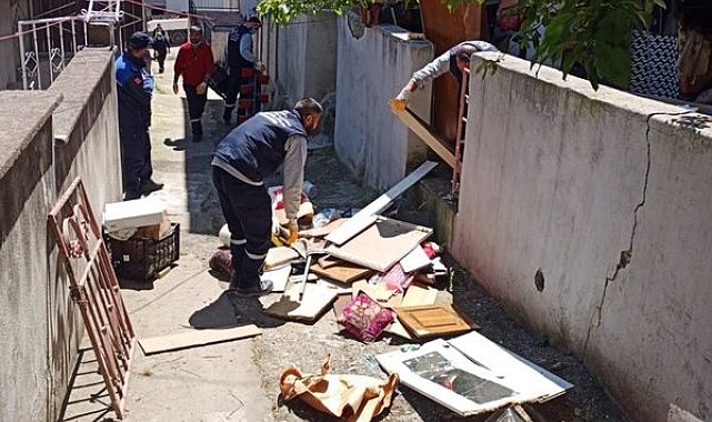 İzmit’te çöp ev belediye ekiplerince temizlendi