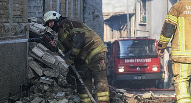 Konak’ta metruk binada çıkan yangın söndürüldü