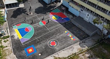 Konak’ta okul bahçeleri “Renkli Yol” uygulamasıyla yenilendi