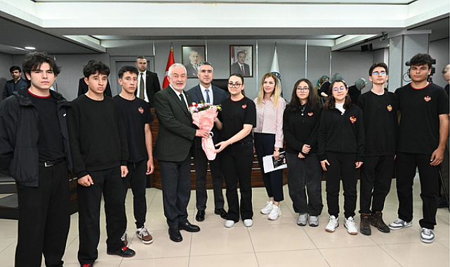 Öğrenciler belediye meclisine konuk oldu