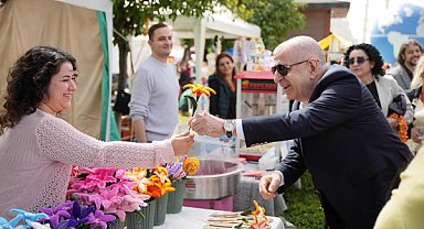 Özdağ, Adana Portakal Çiçeği Festivali kapsamında stantları ziyaret etti