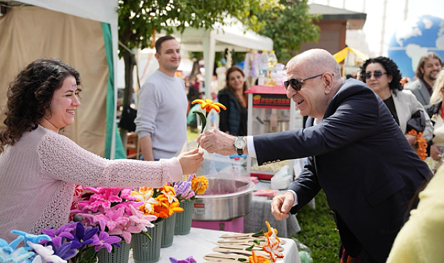 Özdağ, Adana Portakal Çiçeği Festivali kapsamında stantları ziyaret etti
