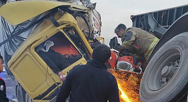 Sarıseki’de iki tır çarpıştı