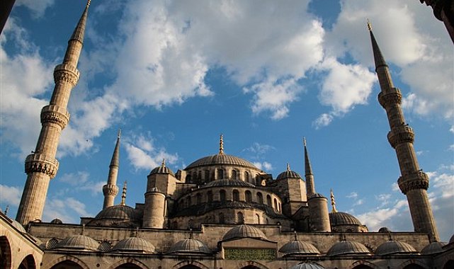 Siyasiler, Alparslan Türkeş'i andı