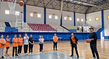 Başkan Kotan, Konyaaltı’nda çocuklarla pota altında buluştu
