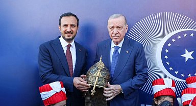 Cumhurbaşkanı Erdoğan’a Fatih temalı miğfer takdim edildi
