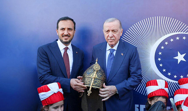 Cumhurbaşkanı Erdoğan’a Fatih temalı miğfer takdim edildi