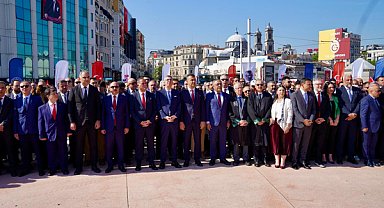 İBB Başkanvekili Aslan, Taksim Cumhuriyet Anıtı’na çelenk bıraktı