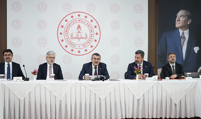 Tekin: Çocuklarımızın dijital dünyada güçlü bir şahsiyetle yetişmesini hedefliyoruz
