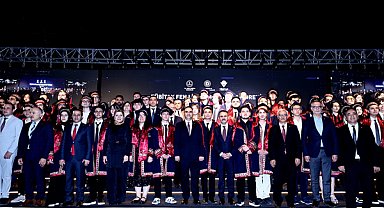 Bakan Kacır, eğitimlerini başarıyla tamamlayan öğrencilere diplomalarını verdi 