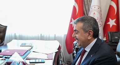 Bakan Tekin, mektup yazan ilkokul öğrencileriyle görüntülü görüştü