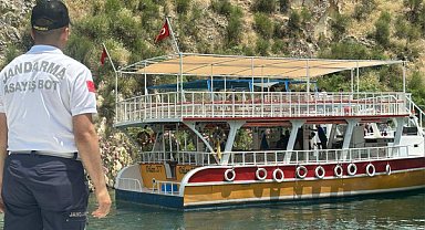 Halfeti’de arızalanan tur teknesindeki yolcular tahliye edildi