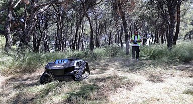 Konak Belediyesi ot biçme robotunu hizmete aldı