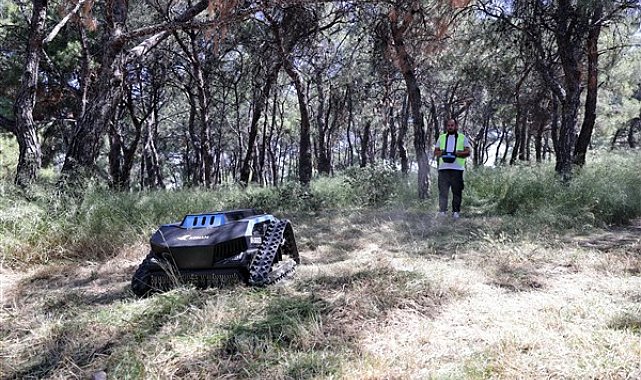 Konak Belediyesi ot biçme robotunu hizmete aldı