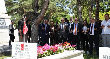 Zafer Partisi Genel Başkanı Özdağ ve parti heyeti Kartal Şehitliği'ni ziyaret etti