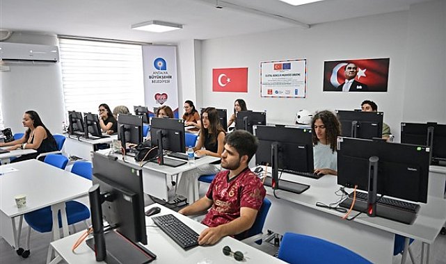 Antalya'da Dijital Gençlik Merkezi hizmete açıldı
