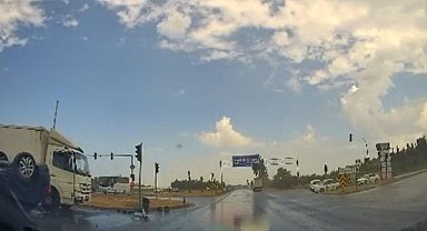 Antalya'da tırın çarptığı otomobil savruldu