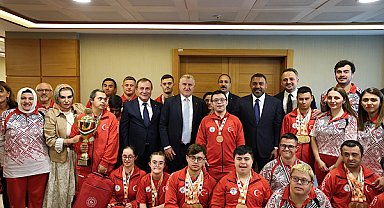 Bakan Bak, madalya kazanan özel sporcuları kabul etti