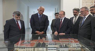 Bakan Ersoy, Türkiye Uluslararası İslam, Bilim ve Teknoloji Üniversitesi'ni ziyaret etti