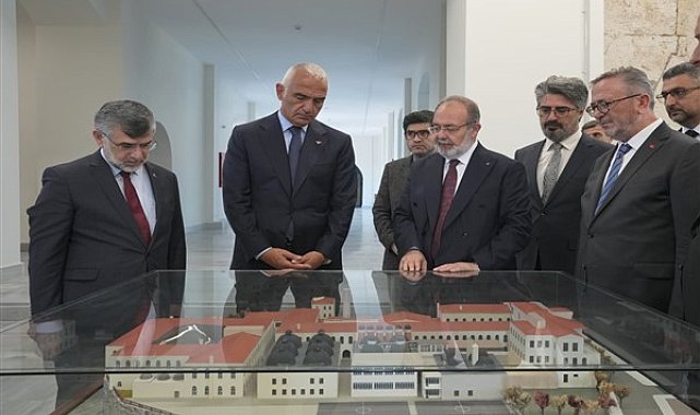 Bakan Ersoy, Türkiye Uluslararası İslam, Bilim ve Teknoloji Üniversitesi'ni ziyaret etti