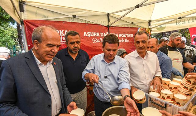 Başkan Aydın, vatandaşlara aşure ikram etti