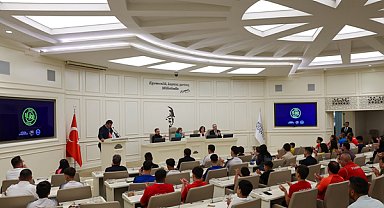 Başkan Şahin, başarılı sporcularla buluştu: Sporu merkezimize almamız gerekiyor