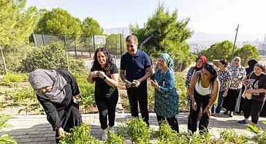 Başkan Tugay, Meriç Mahalle Bostanı'nda üretici kadınlarla buluştu